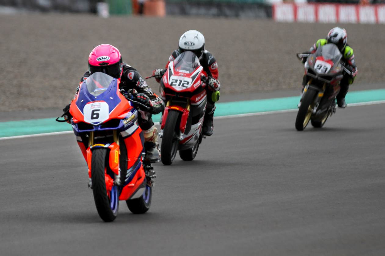 TUJUH: Pembalap asal NTB Aldiaz Aqsal Ismaya turun di Kejurnas 250CC Mandalika Racing Series 2023, Sabtu (4/3). (IVAN/LOMBOK POST)