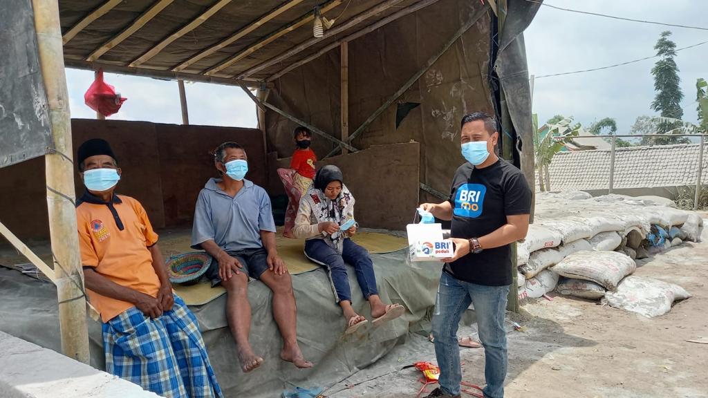 Gunung Merapi kembali mengalami erupsi yang berdampak ke wilayah sekitarnya seperti Sleman, Magelang, Boyolali, dan Klaten, Jawa tengah hingga Sabtu (11/3). PT Bank Rakyat Indonesia (Persero) Tbk atau BRI melalui aktivitas Corporate Social Responsibility