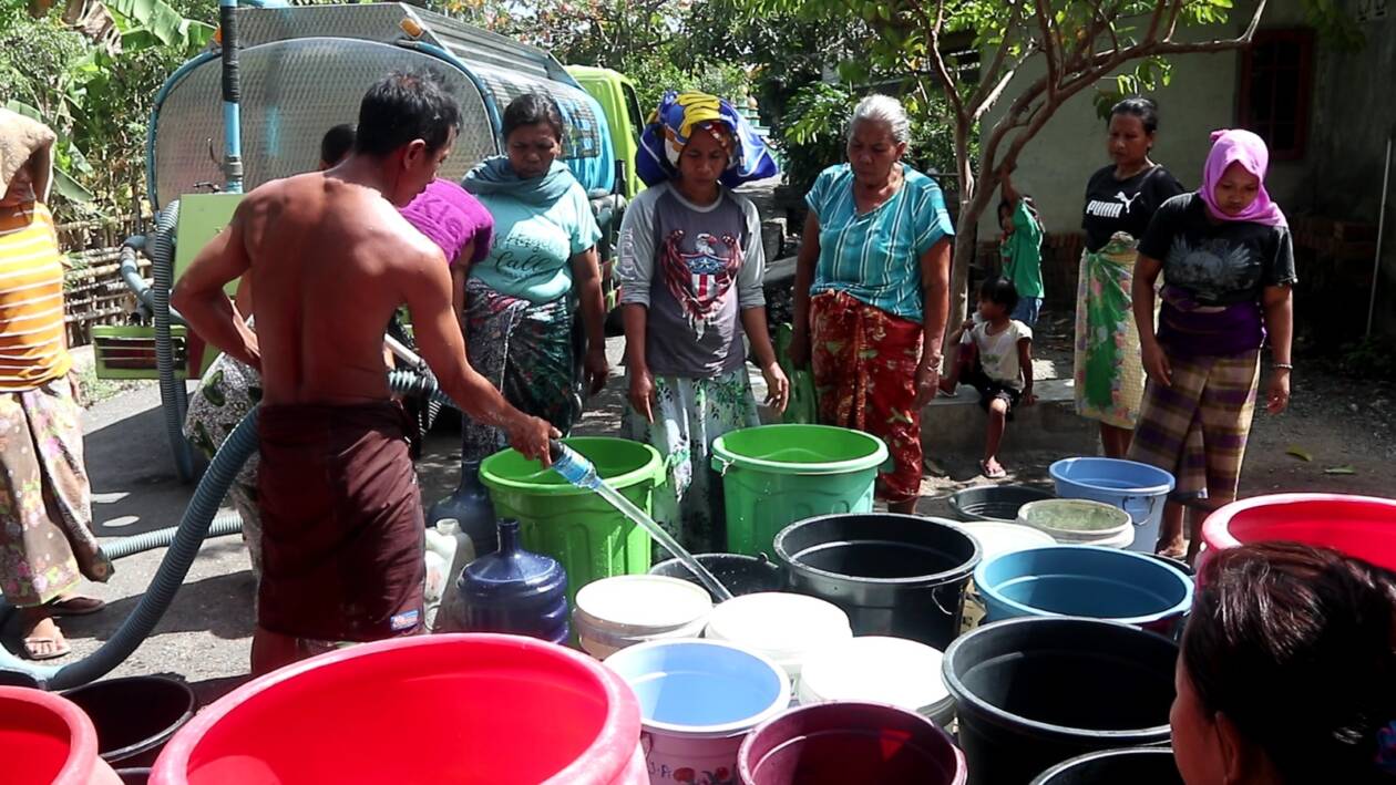 SULIT AIR BERSIH: Sejumlah warga Bilelando mengantre untuk mendapatkan air bersih, beberapa waktu lalu. (BPBD Loteng untuk Lombok Post)