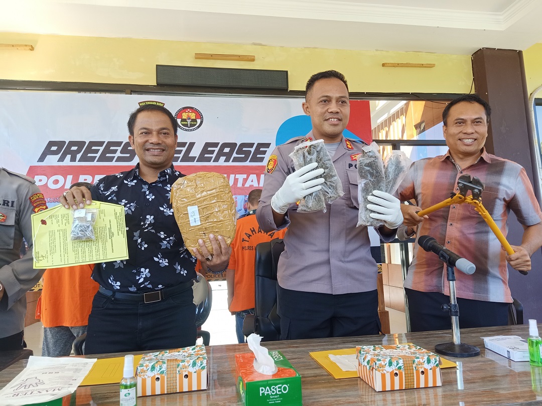 TUNJUKKAN BB: Kapolres Lombok Utara AKBP I Wayan Sudarmanta (tengah) didampingi Kasatreskrim Polres Lotara AKP I Made Sukadana (kanan) dan Kasatresnarkoba Polres Lotara Iptu I Ketut Artana (kiri) dalam jumpa pers di halaman Polres Lotara. (FERIAL/LOMBOK P