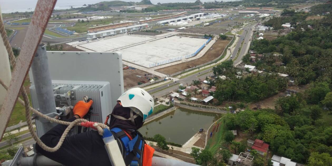 SUKSESKAN WSBK: Teknisi jaringan XL Axiata bekerja di atas menara BTS di dekat Sirkuit Mandalika, Desa Kuta, Kecamatan Pujut, Kabupaten Lombok Tengah.  XL Axiata memastikan jaringan 4G di Lombok dalam kondisi prima dan siap menyambut gelaran WSBK 2023 di