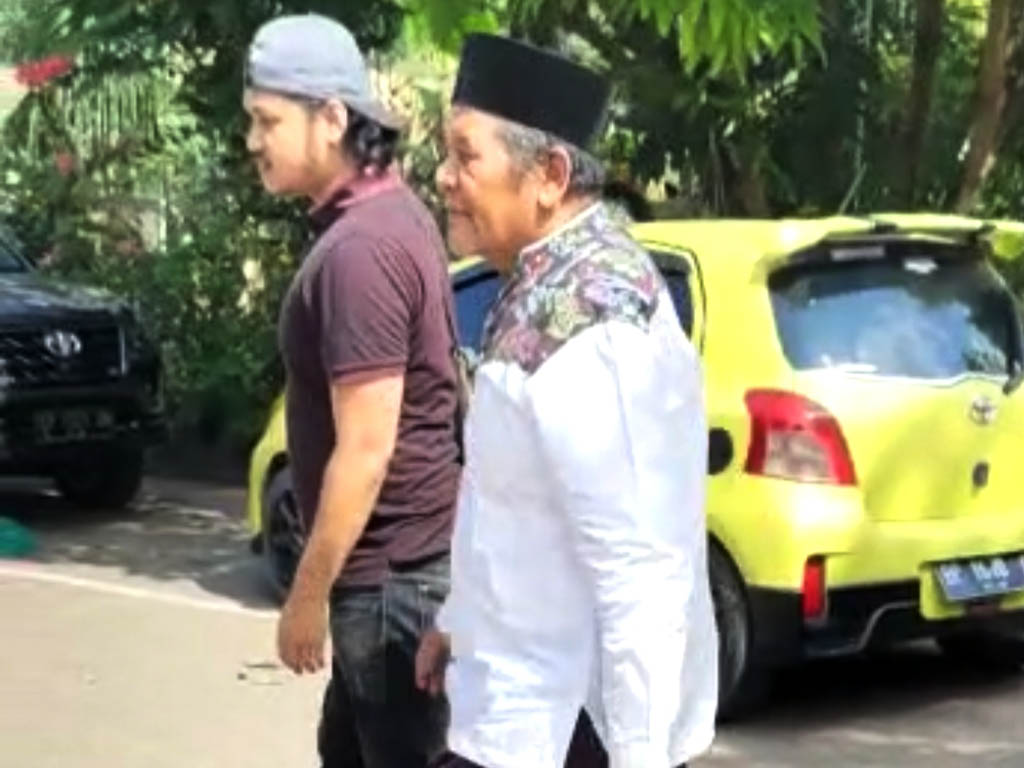 TERTANGKAP: Buronan koruptor Rusydan (kanan) ditangkap tim Tabur Kejagung di Batam, Selasa (14/3). (Kejari Mataram untuk Lombok Post)