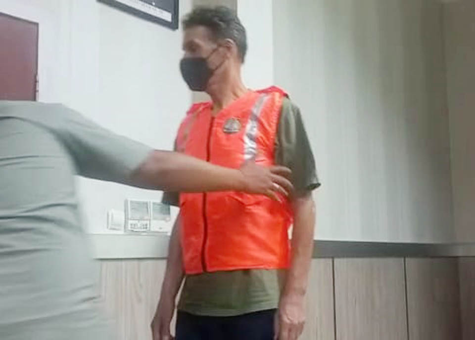 DIDEPORTASI: WNA Belanda berinisial H digiring ke sel tahanan kantor Imigrasi Kelas I TPI Mataram, Senin (20/3). (Harli/Lombok Post)
