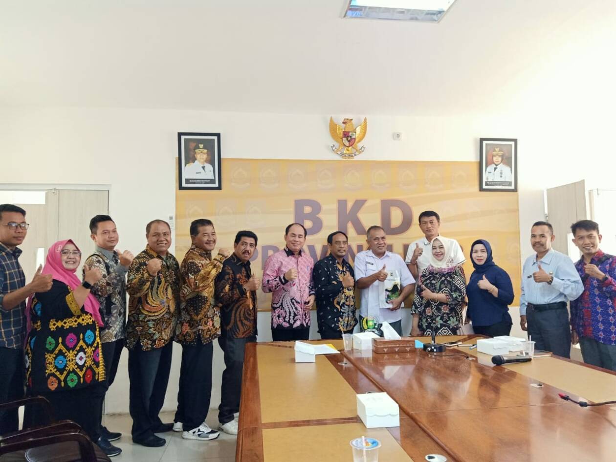 KOORDINASI: Komisi I DPRD Sumbawa yang dikoordinir Ketua DPRD Sumbawa A Rafiq melakukan kunjungan kerja di BKD Provinsi NTB, belum lama ini. (ABET/LMBOK POST)