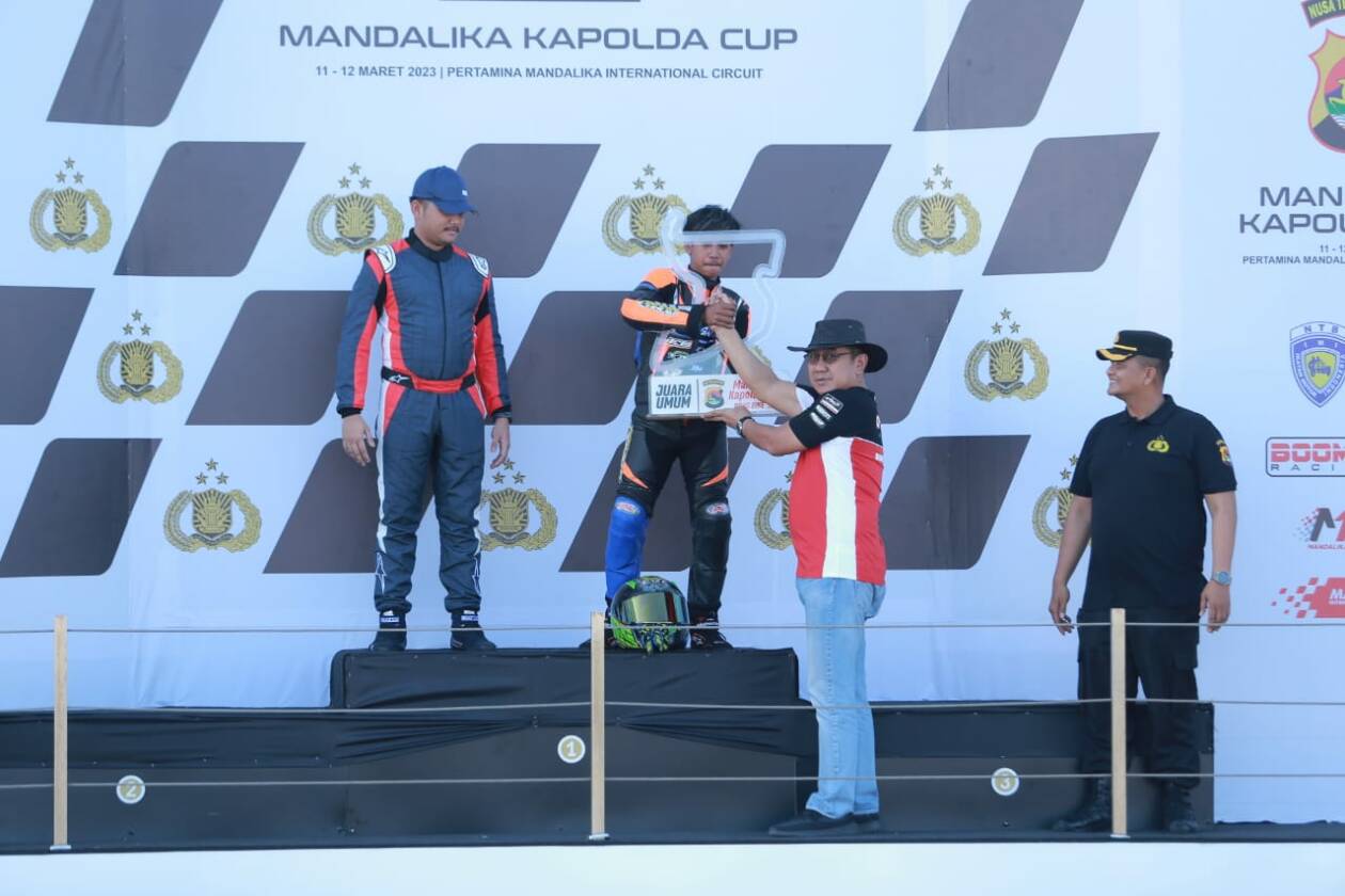 Kapolda NTB Irjen Pol Djoko Poerwanto menyerahkan trofi kepada juara umum di Sirkuit Mandalika, Minggu (12/3). (Humas Polda NTB untuk Lombok Post)