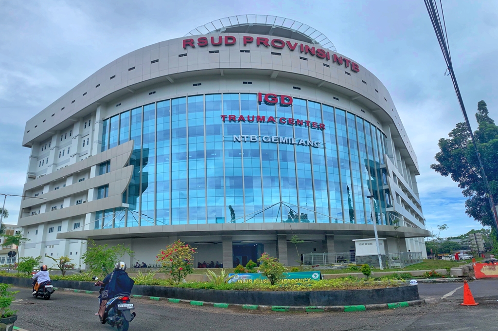 GEDUNG MEGAH: Pelayanan IGD RSUP NTB dikritik masyarakat, dianggap tidak sesuai dengan gedung megah bernilai ratusan miliar rupiah. (Ivan/Lombok Post)