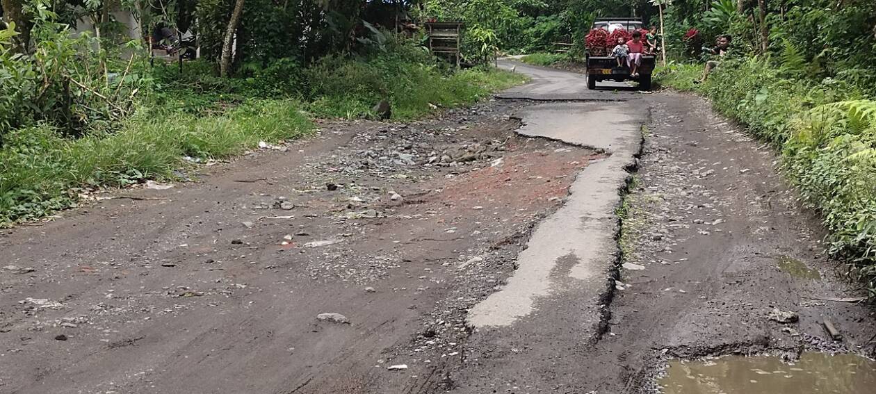 AKSES WISATA: Salah satu ruas jalan kabupaten di Desa Pakuan, Kecamatan Narmada yang mengalami rusak parah. (Habibul Adnan/Lombok Post)