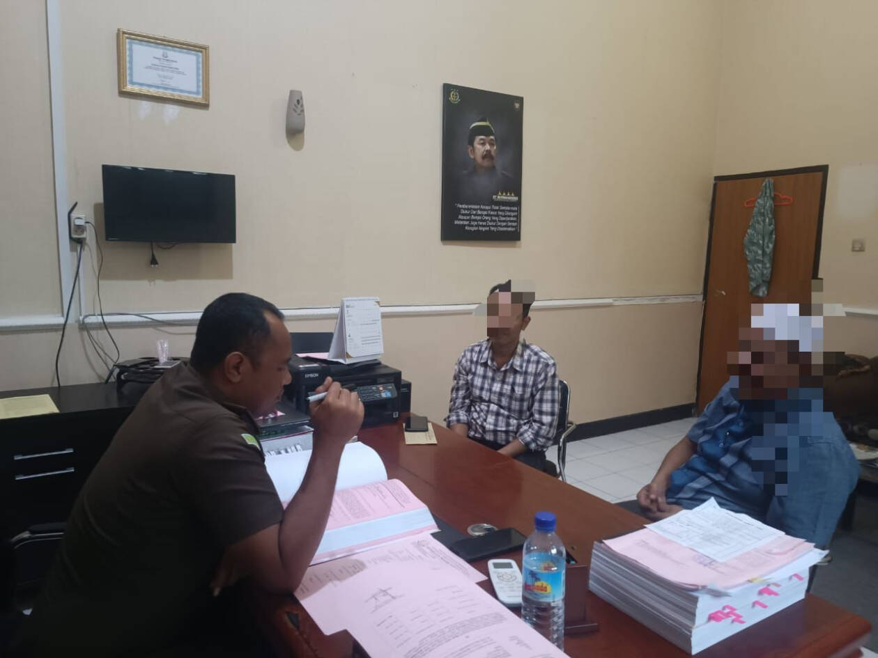 PEMERIKSAAN: Tim penyidik Kejari Lotim sedang melakukan penelitian terhadap tersangka dan barang bukti kasus Tipikor Alsintan di Kejari Lotim, Selasa (7/3). (Kejari Lotim for Lombok Post)