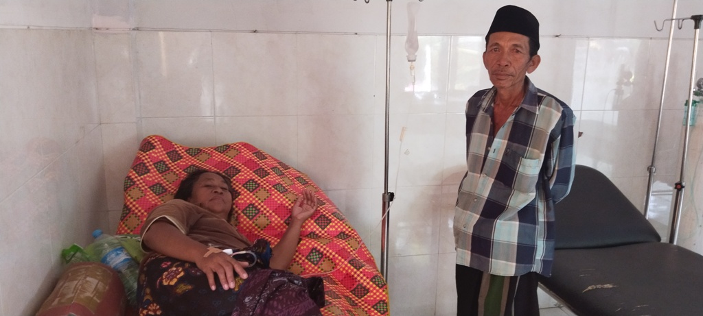 KERACUNAN MAKANAN: Salah seorang korban keracunan makanan masih mendapat perawatan intensif di UGD Puskesmas Batujai, Loteng, Jumat (17/3). (Dewi/Lombok Post)