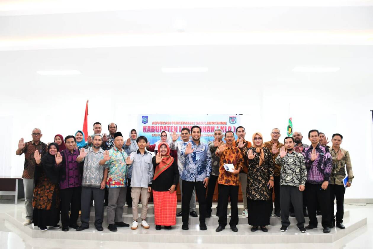 OPTIMIS KLA: Optimis menyandang KLA tahun ini, Wakil Bupati Lombok Utara Danny Karter FR (enam kanan), Kepala DP3AP2KB NTB T Wismaningsih Drajadiah (enam kiri) usai kegiatan advokasi percepatan dan launching KLA, di aula Kantor Bupati. (FERIAL/LOMBOK POST