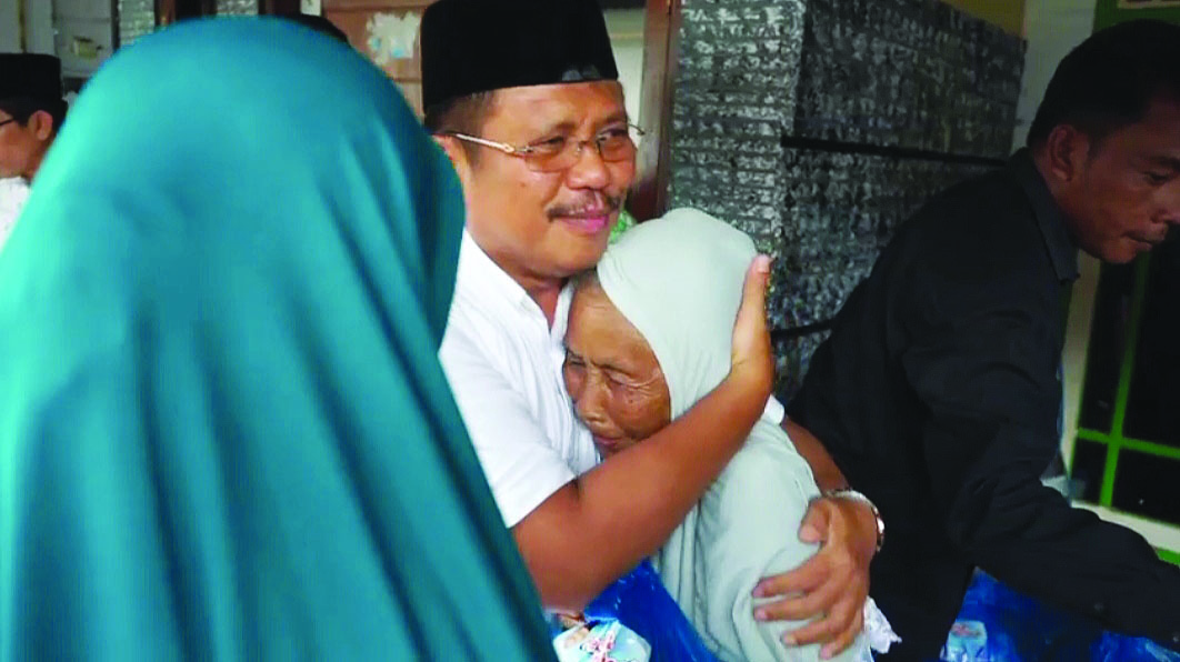 PEDULI: Direktur PT Air Minum Giri Menang Lalu Ahmad Zaini (LAS) menghadirkan program peduli dan berbagi di Desa Bengkel Kecamatan Labuapi Ahad (5/3) lalu.( DOK/LOMBOK POST)