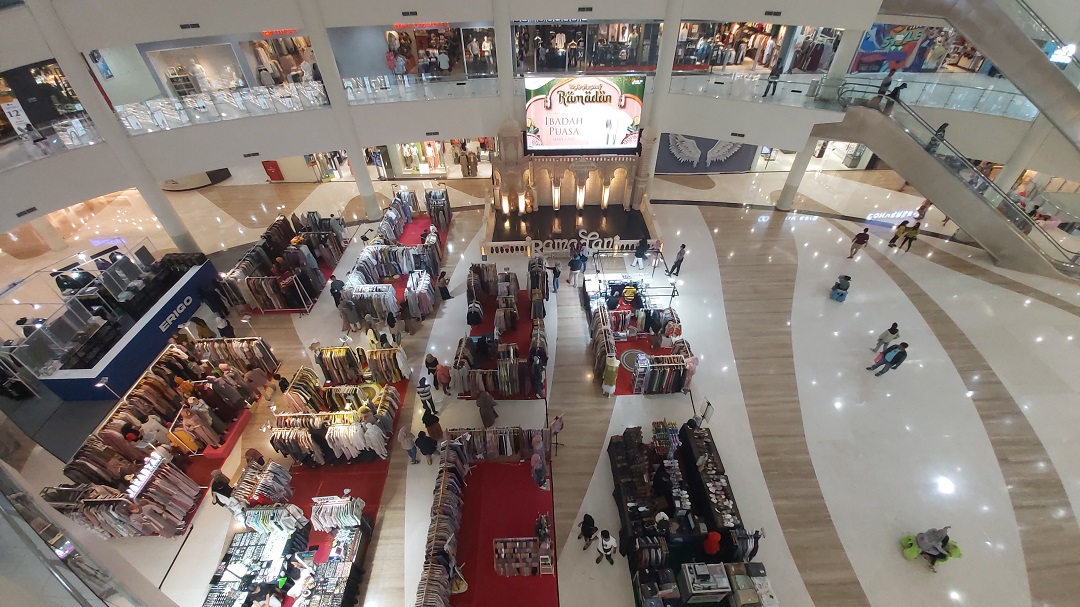 RAMAI KEGIATAN: Suasana pameran Ramadan di Atrium LEM, Rabu (29/3) malam. Pameran ini akan dilaksanakan hingga beberapa hari setelah Lebaran.(NURUL/LOMBOK POST)