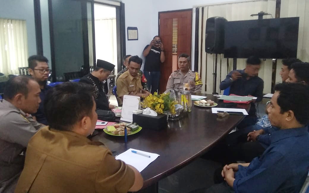MEDIASI: Warga Lingkungan Oloh Kelurahan Monjok Barat yang berselisih di mediasi di Kantor Camat Selaparang, kemarin (6/3).( CAMAT SELAPARANG UNTUK LOMBOK POST)