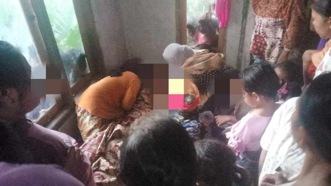 TERSAMBAR PETIR: Suasana rumah duka Almarhumah Seni yang meninggal akibat tersambar petir, Senin (27/3/2023). (Humas Polres Loteng for Lombok Post)