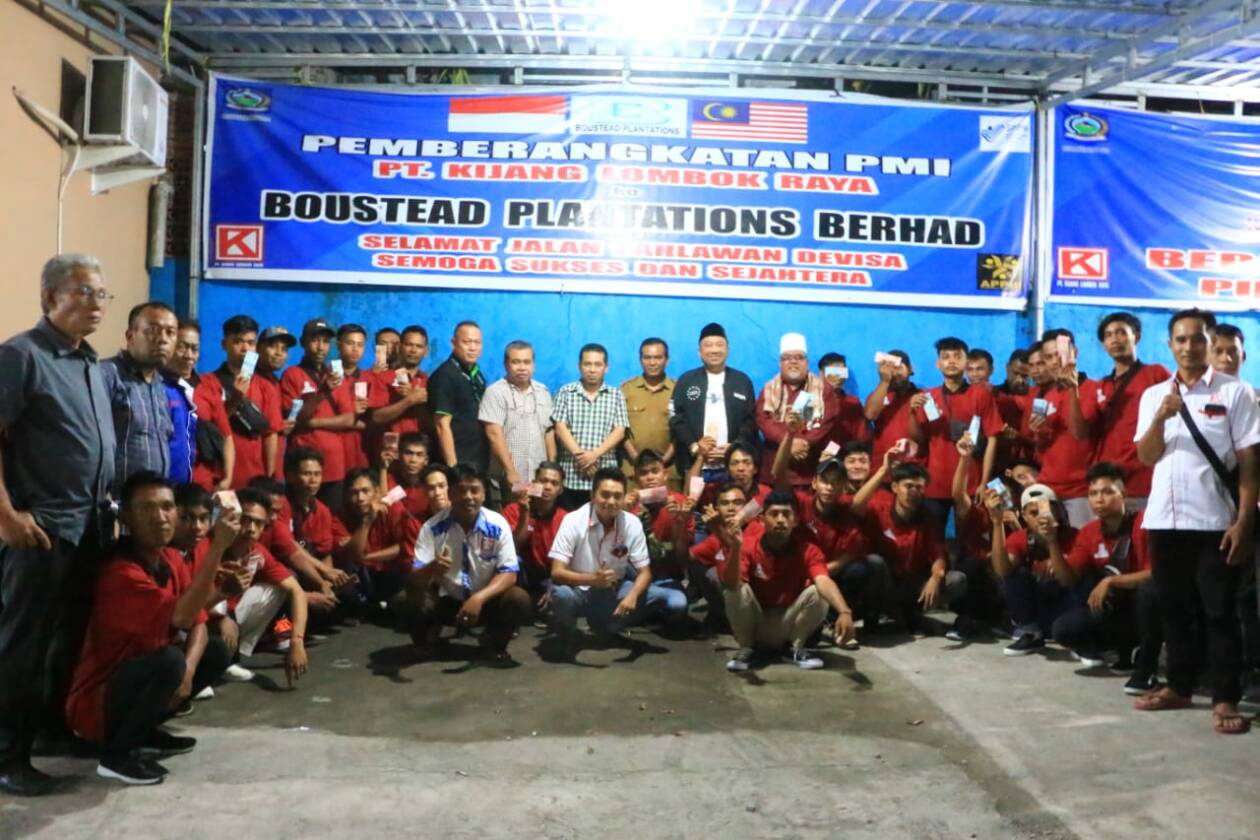 PENYERAHAN UANG: Ketua Komisi V DPRD NTB Lalu Hadrian Irfani dan Direktur PT Kijang Lombok Raya Datuk Fetra Ezimon bersama sejumlah pejabat dan tokoh agama saat penyerahan uang kepada calon PMI di Kota Mataram, Selasa (14/3). (Ist/Lombok Post)