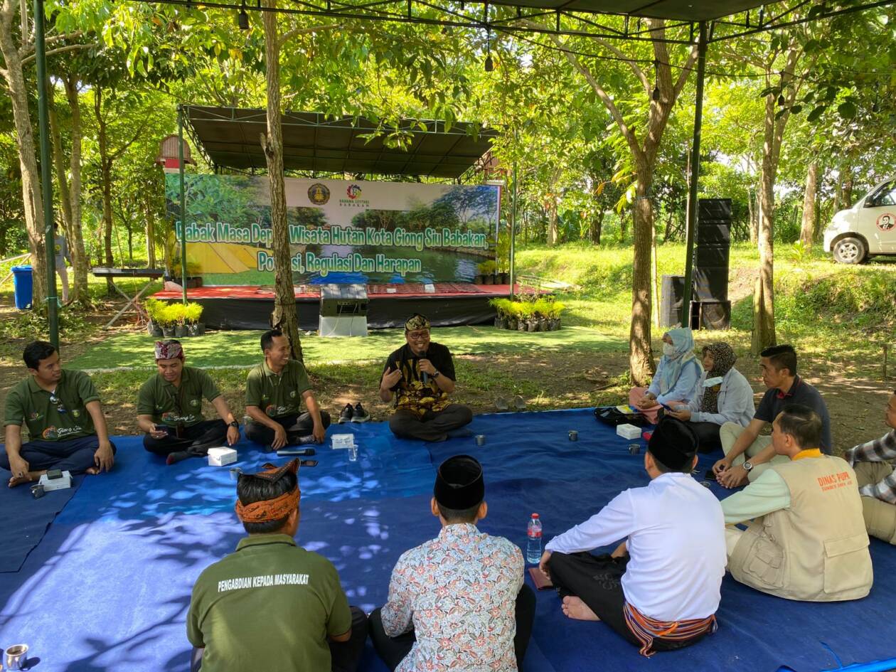 GALI POTENSI: Pihak Poltekpar Lombok, Kemenparekraf RI, bersama Pokdarwis dan instansi terkait lainnya, dalam diskusi kelompok terpumpun, untuk pengembangan destinasi Giong Siu, Sabtu (18/3). (Yuyun/Lombok Post)