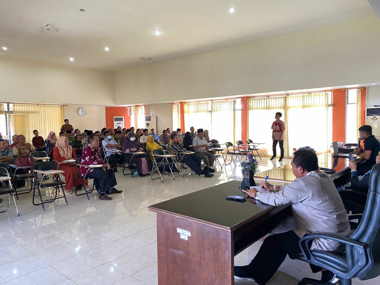 SOSIALISASI PPDB: Para kepala SMA sederajat dari Mataram dan Lombok Barat mengikuti sosialisasi PPDB Tahun Ajaran 2023/2024 di Aula Handayani Dinas Dikbud NTB, Kamis (30/3). (Yuyun/Lombok Post)