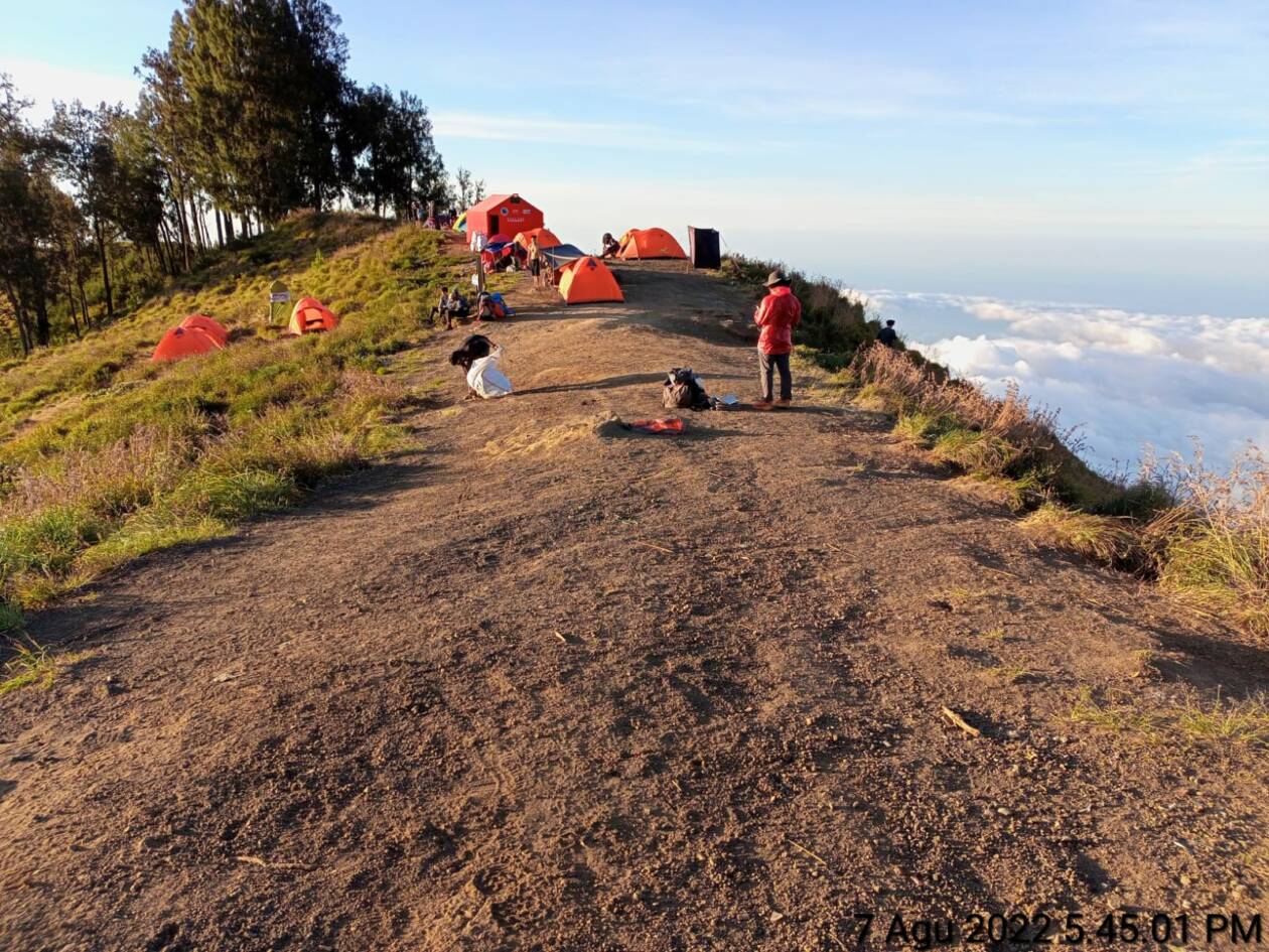 TAMBAH KUOTA: Jumlah pendaki per hari yang diperbolehkan naik Gunung Rinjani mulai normal, yakni sebanyak 700 orang di 6 pintu masuk. (Dok/Lombok Post)