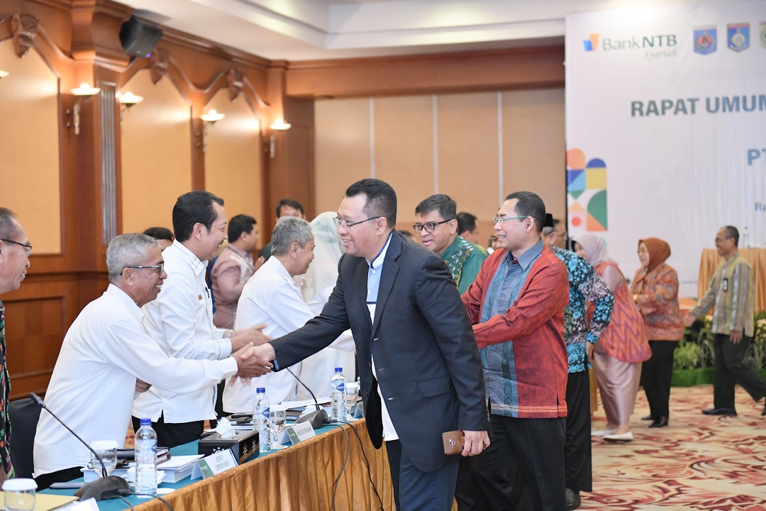 JALANKAN RUPS: Gubernur NTB H Zulkieflimansyah (jas hitam), dalam RUPS Tahunan Tahun Buku 2022 Bank NTB Syariah di Mataram. (Bank NTB Syariah For Lombok Post)