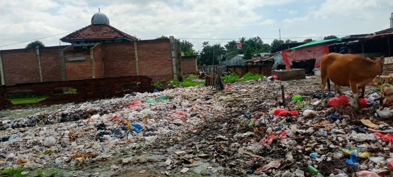 MENUMPUK: Sampah menumpuk di pasar Sila, Kecamatan Bolo, Bima dan belum dibersihkan. (FIRMAN/LOMBOK POST)