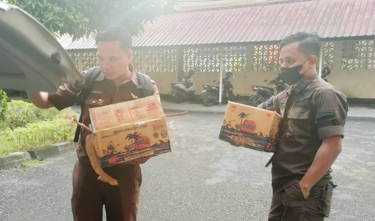 DISITA: Dua jaksa membawa kardus berisi dokumen usai penggeledahan di kantor Dinas ESDM NTB, Kamis (9/3). (Harli/Lombok Post)