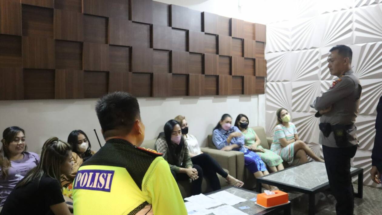 BERIKAN IMBAUAN: Personel Polresta Mataram memberikan imbauan kepada terapis salah satu tempat spa di Cakranegara, Senin malam (27/3). (Harli/Lombok Post)