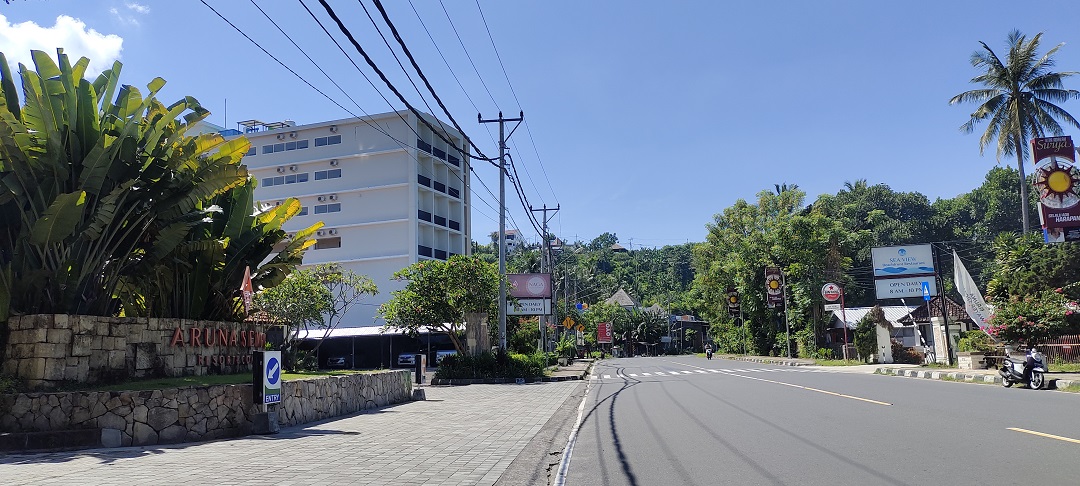 DIBATASI: Suasana di kawasan Senggigi. Pemerintah daerah mengatur jam operasional tempat hiburan malam.(HABIBUL ADNAN /LOMBOK POST)
