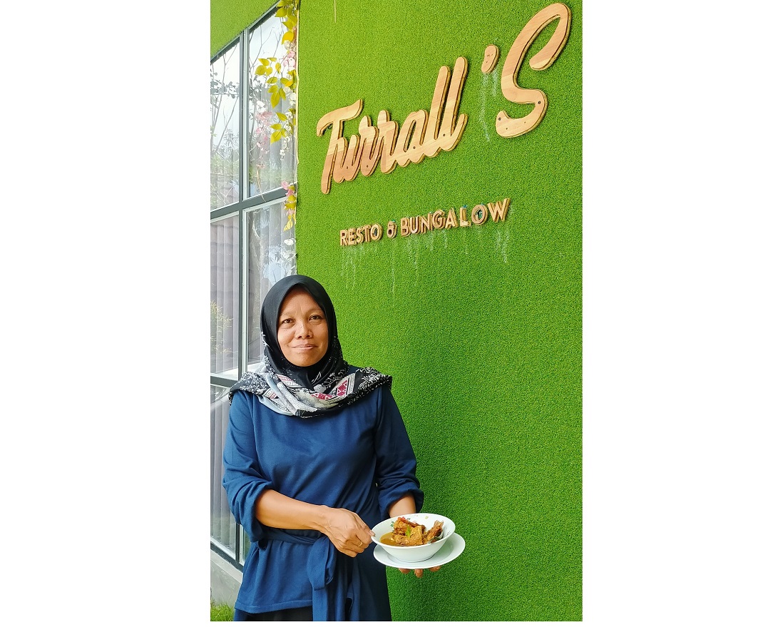 MENU LEGENDARIS: Pengelola Turrall’s and Resto Bungalows menunjukkan salah satu makanan legendaries asal Lombok Tengah ayam rajang di Jalur Bypass BIL, Lombok Tengah. (NURUL/LOMBOK POST)