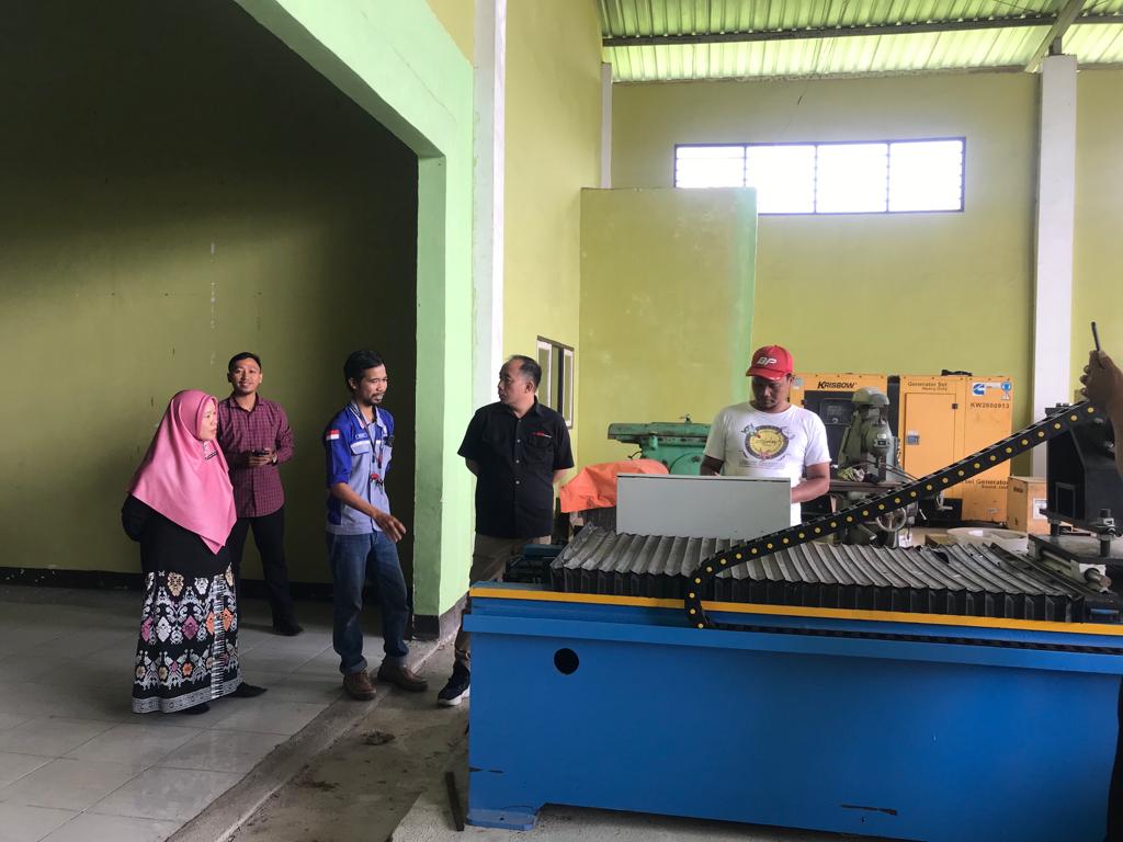 BERNILAI STRATEGIS: Tim Disperin NTB saat melakukan kunjungan ke salah satu UPT Pengolahan Baja di Lombok Timur, pekan lalu.(DISPERIN NTB FOR LOMBOK POST)
