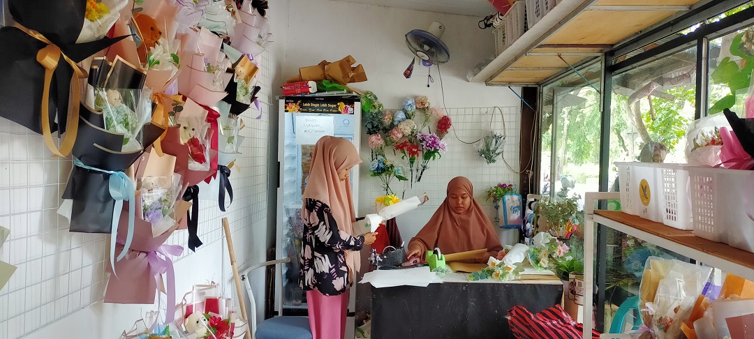 PESANAN PELANGGAN: Pengelola Jasmine Florist merangkai buket bunga dan boneka untuk dijual di toko Jalan Pemuda Mataram, beberapa hari lalu.(NURUL/LOMBOK POST)