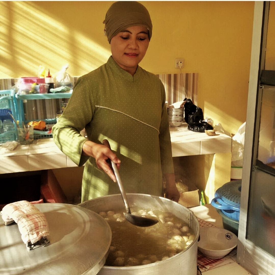 SIAPKAN HIDANGAN: Sumi, istri H Kardi saat menyiapkan pesanan pelanggan Warung Bakso H Kardi Bintaro, Ampenan, beberapa waktu lalu.(UTAMI FOR LOMBOK POST)
