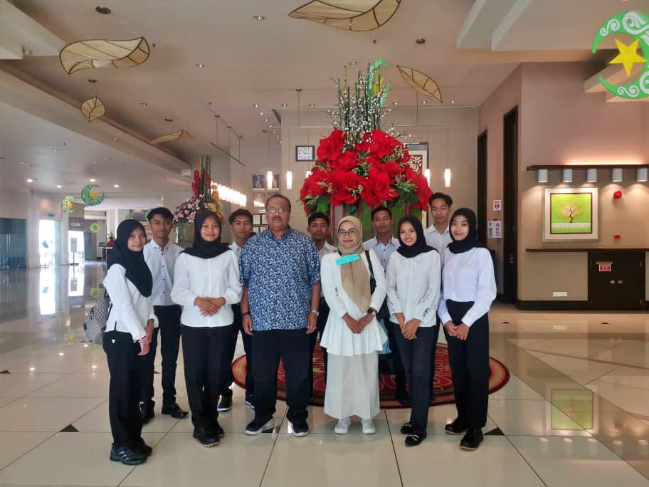 TIBA DI TUJUAN: Siswa SMKN 1 Sikur berfoto bersama owner WSA Malaysia Datuk Seri Mohd Rizal (tiga dari kiri) di hotel Nilai Springs Malaysia, belum lama ini. (SMKN 1 Sikur for Lombok Post)
