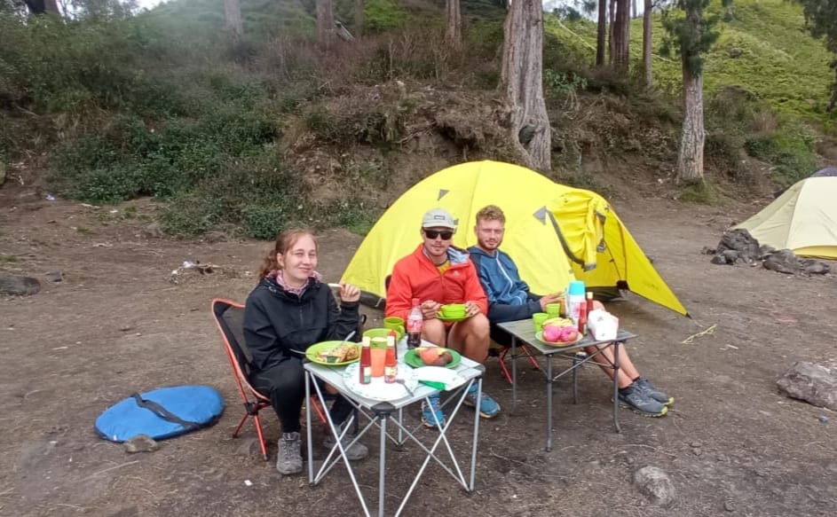 PENDAKIAN: Beberapa alat outdoor yang disewakan Sembalun Rinjani Trek saat digunakan pendaki di Kecamatan Sembalun, Kabupaten Lombok Timur.(SRT FOR LOMBOK POST) 