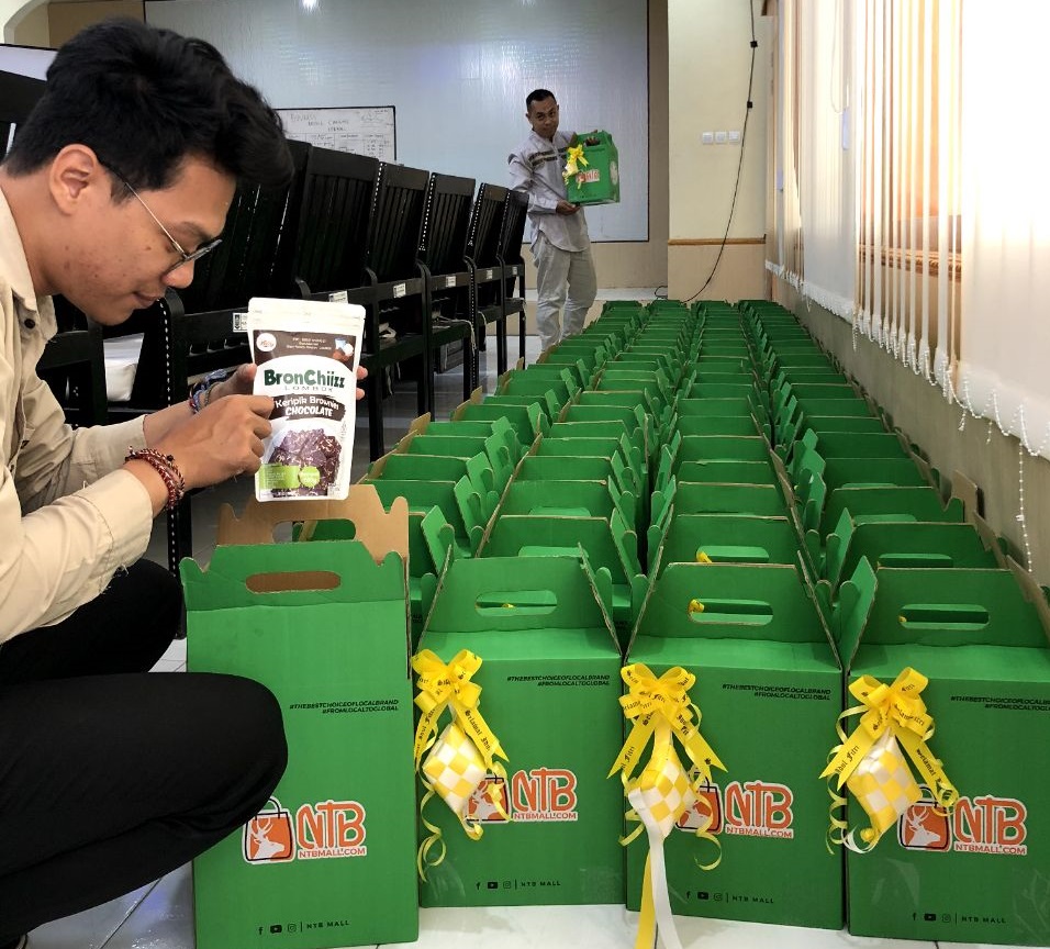 SIAPKAN PESANAN: Beberapa orang sedang menyiapkan pesanan hampers lebaran di NTB Mall. (NURUL/LOMBOK  POST)