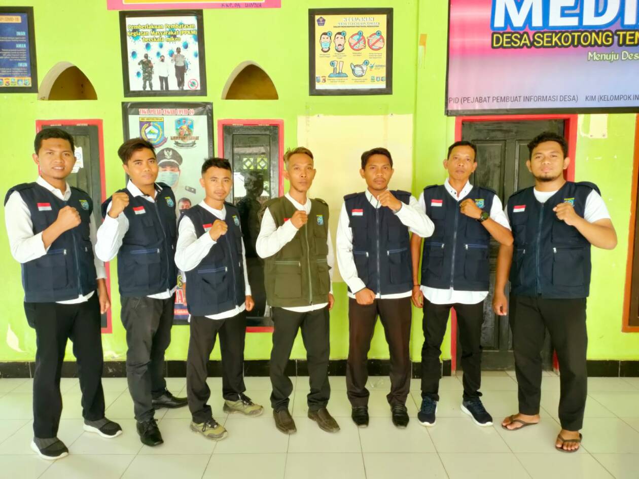 SIAP KERJA: Panitia Pilkades Sekotong Tengah sedang akan menyiapkan tahapan Pilkades Serentak di Kantor Desa Sekotong Tengah, beberapa hari lalu.(KIM Sekotong For Lombok Post)
