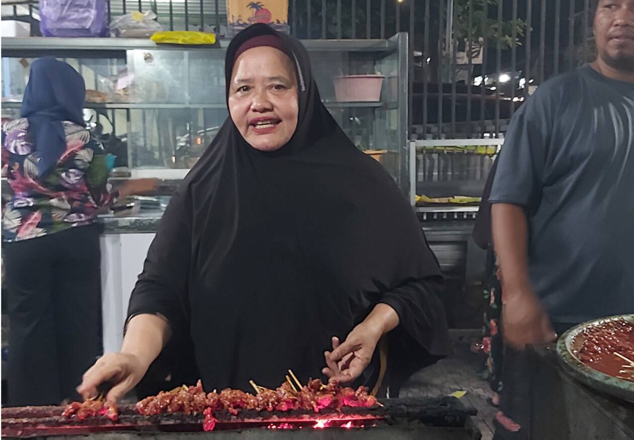 NIKMAT: Owner Sate Rembiga Sinaseh Hj Sinaseh menunjukkan satu porsi sate rembiga yang dijualnya di Jalan Raya Rembiga tepatnya Jl DR Wahidin Rembiga, pekan lalu.(NURUL/LOMBOK POST)