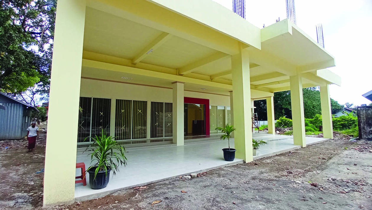 RAMPUNG: Bangunan lantai I Gedung IKA Unram sudah hampir selesai dikerjakan, kemarin (10/3). Gedung ini kini sudah bisa ditempati untuk rapat atau pertemuan para pengurus IKA Unram dan alumni.( TONI/LOMBOK POST)