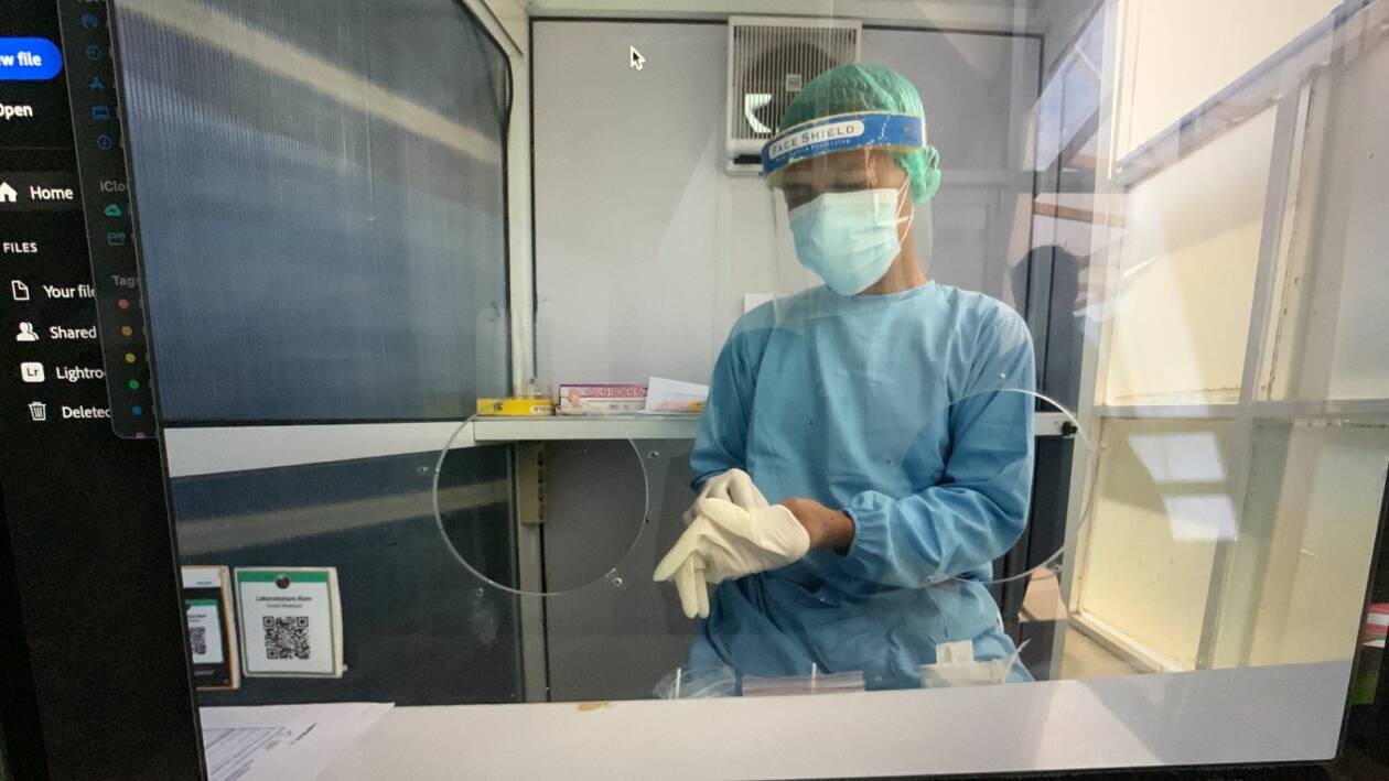 DIBUTUHKKAN: Ilustrasi salah satu tenaga kesehatan di Mataram. Pemerintah membuka peluang bekerja di luar negeri bagi perawat yang memenuhi syarat.(IVAN/LOMBOK POST SANGAT)