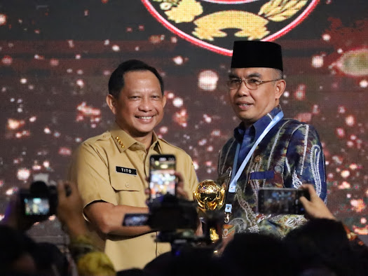 DAPAT PENGHARGAAN: Wakil Wali Kota Mataram TGH Mujiburrahman menerima penghargaan dari Wapres RI Ma