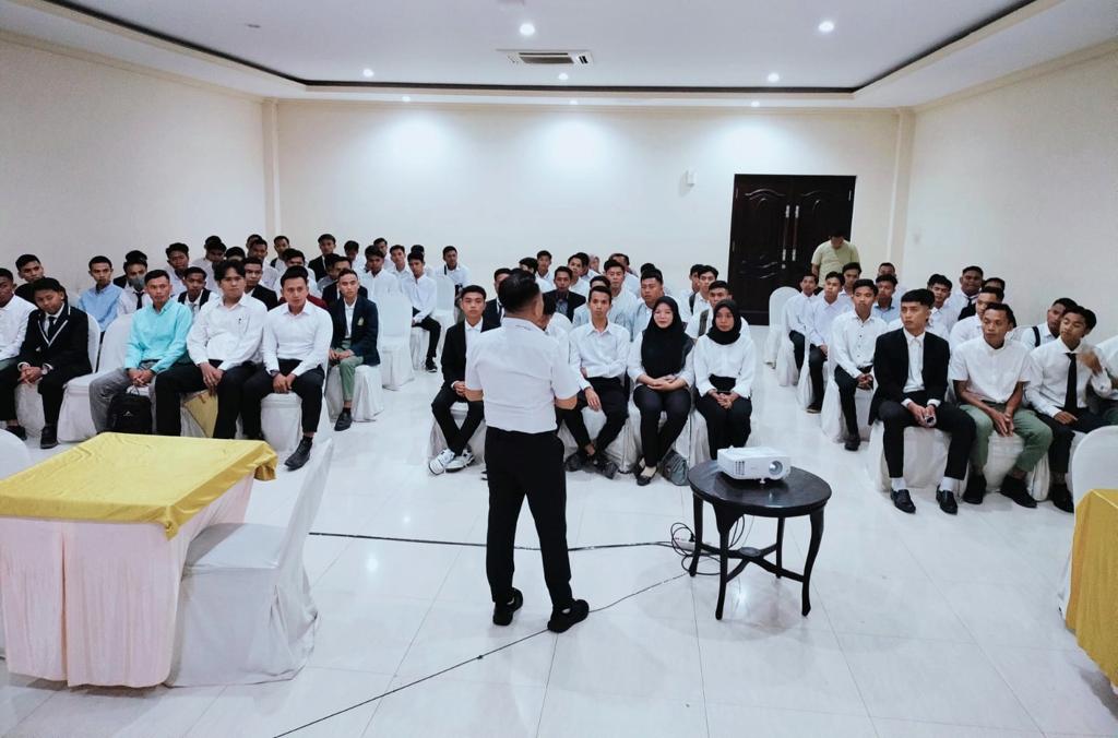 MELAMAR KERJA: Puluhan calon tenaga kerja mendapatkan pengarahan dari PT TJL, mengenai persiapan interview untuk bekerja di McDonalds penempatan di Dubai, Uni Emirat Arab (UEA), di salah satu hotel di Mataram, Sabtu (18/3).