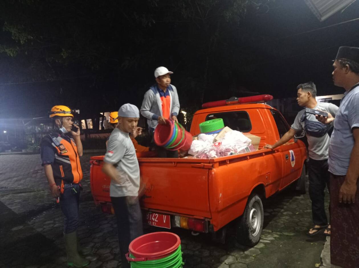 SALURKAN BANTUAN: Jajaran BPBD Loteng menyalurkan bantuan bagi korban banjir di Desa Marong, Kecamatan Praya Timur, Loteng, Minggu (26/3/2023). (BPBD Loteng for Lombok Post)