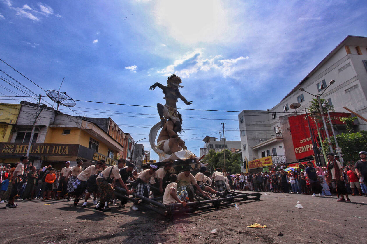 TUMPAH RUAH: Pelaksanaan Pawai Ogoh-ogoh di Kota Mataram Selasa (21/3) berjalan meriah setelah tiga tahun terakhir tidak bisa terlaksana akibat pandemi Covid-19. (Ivan/Lombok Post)