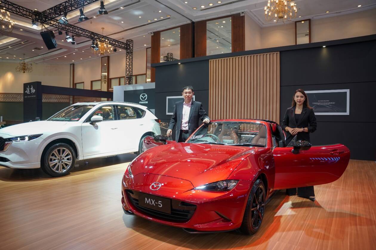 PRODUK TERBAIK: PT Eurokars Motor Indonesia, Ricky Thio (kiri) dan Pramita Sari, pada Pembukaan Booth Mazda di GAIKINDO Jakarta Auto Week 2023, pekan lalu.(MAZDA FOR LOMBOK POST)