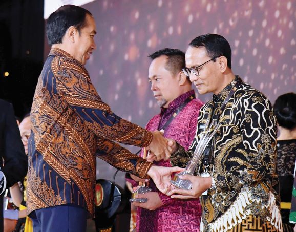 MEMBANGGAKAN: Wali Kota Mataram H Mohan Roliskana meraih penghargaan PPKM Award 2023 dari Presiden RI Joko Widodo di Gedung Dhanapala Kemenkeu, Jakarta Pusat, kemarin (20/3).( DISKOMINFO FOR LOMBOK POST)