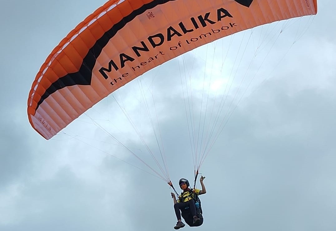 BERAKSI: Atlet Paralayang NTB Naufal Hammam berhasil mengharumkan nama Indonesia dan NTB di kejuaraan Paragliding Accuracy World Cup (PGAWC) 2023 seri Thailand.( ROY FOR LOMBOK POST)