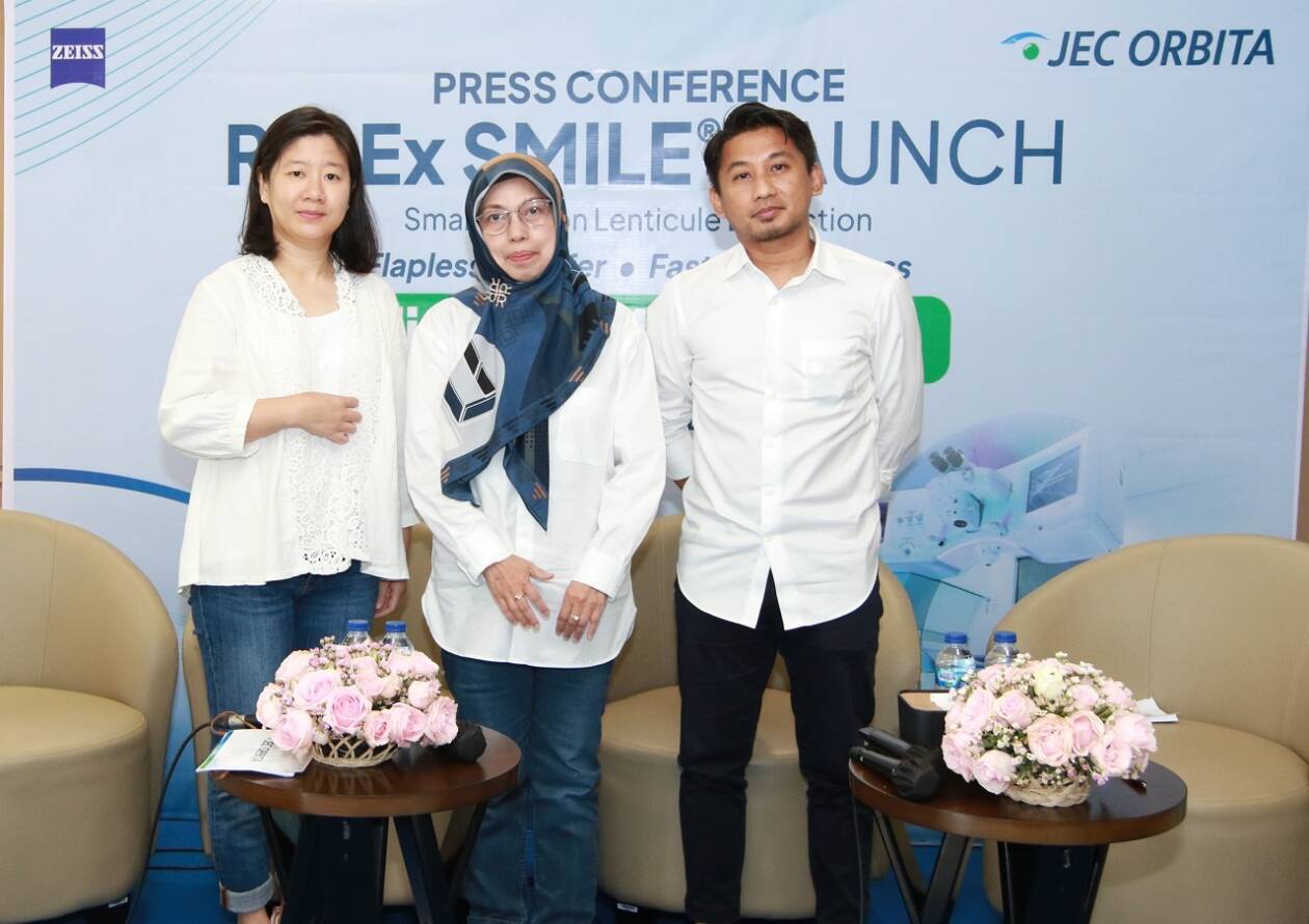 Dr. Mirella Afiffudin, M.Kes, Sp.M selaku Kepala Klinik Utama Mata JEC-Orbita @ Makassar (kiri), Dr. dr. Habibah S. Muhiddin, Sp.M(K) selaku Direktur Utama PT Orbita (tengah) dan Dr. Andi Akhmad Faisal, M.Kes, SpM, selaku Dokter Spesialis Mata JEC-Orbita