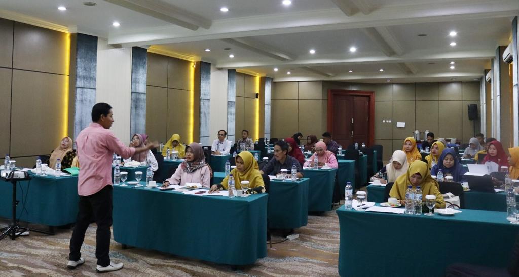 UPAYA PELINDUNGAN: Peserta pelatihan guru master dalam upaya implementasi model pelindungan Bahasa Daerah Sasambo di Mataram, Minggu (19/3). (Kantor Bahasa NTB)