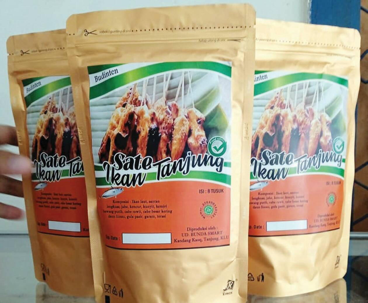 SATE KEMASAN: Inilah sate kemasan ikan Tanjung Budinten yang dijajakan di NTB Mall, Kota Mataram, belum lama ini.( Dwi untuk Lombok Post)