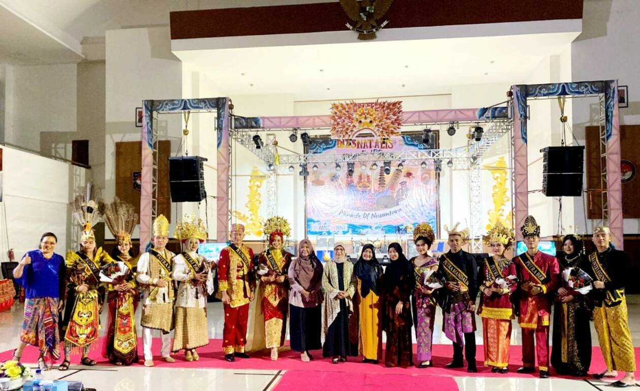 MALAM PUNCAK: Direktur IPDN NTB Sri Hartati (paling tengah) berfoto bersama enam pasangan Putri Mandalika dalam kegiatan Dies Natalis IPDN ke 67 di kampus IPDN NTB, Minggu (19/3/2023). (Dewi/Lombok Post)