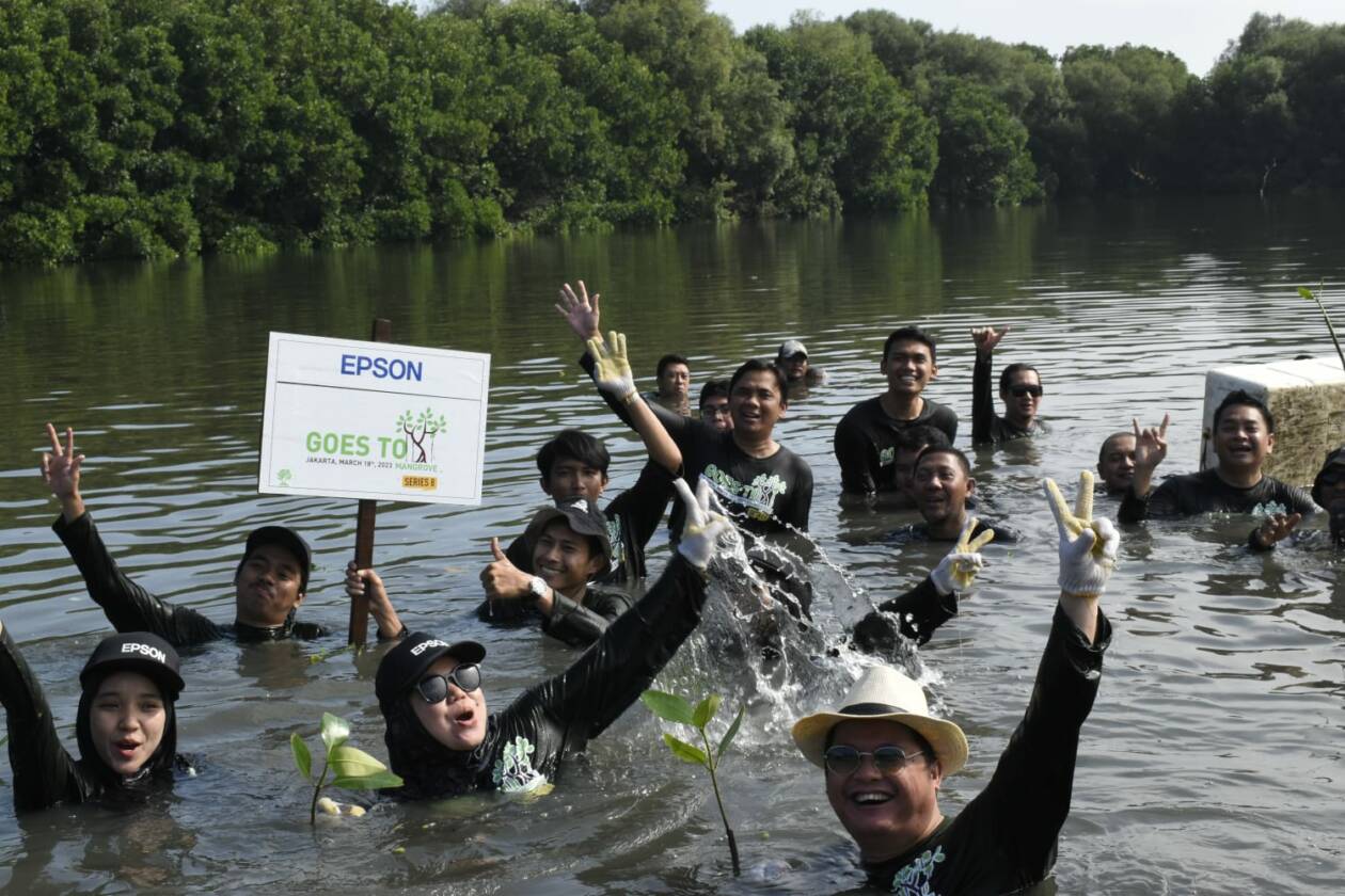 PT Epson Indoensia juga menggelar aksi penanaman 250 bibit mangrove bersama karyawan dan perwakilan dari PT Indonesia Epson Industry.